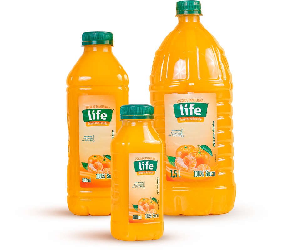 Copo de suco de tangerina gelado ao lado da fruta